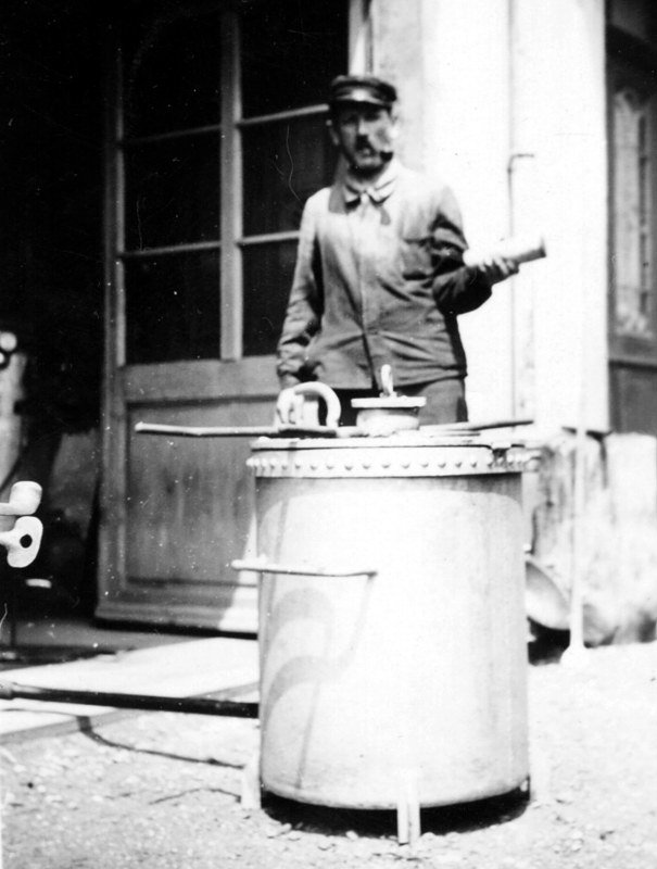 Henri de Siebenthal, fondateur, devant l'atelier