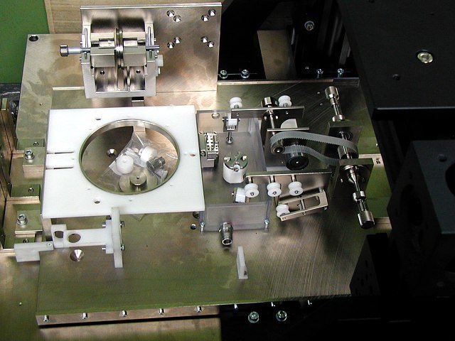 Photo : Machine de micro-électroérosion pour matières non conductrices